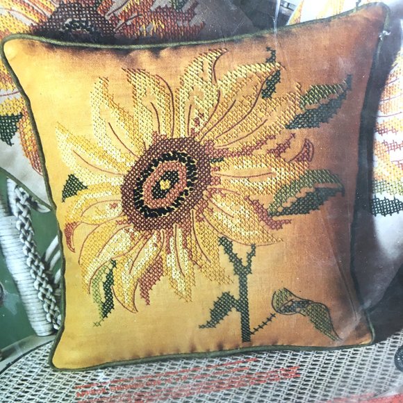 Paragon Needlecraft Sunflower Cross Stitch Pillow Cushion  sealed Kit pkg Vtg - Picture 2 of 6